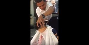 ردة فعل طريفة لطفل اثناء حلاقة شعره